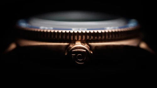 The Magrette Logo is shown imprinted on the Product, the crown