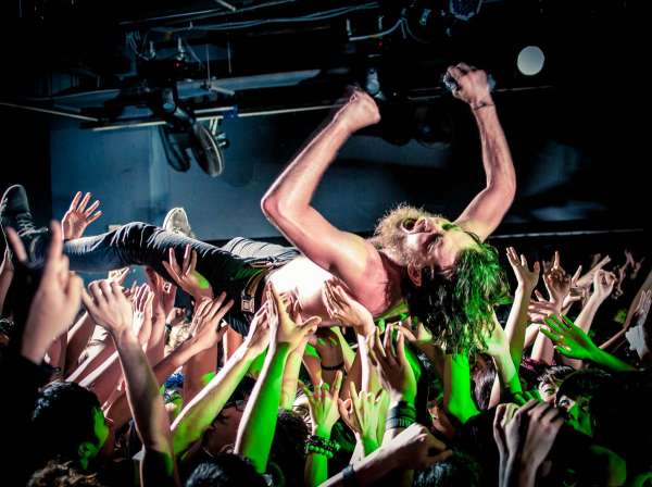 crowdsurfing-thewall-taipei.jpg