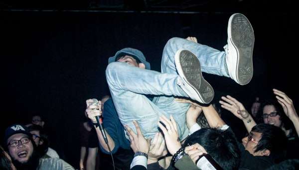 toumingmagazine-live-crowdsurf.jpg